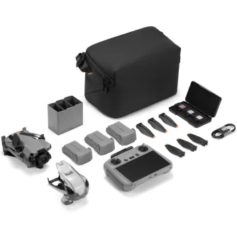 DJI Mini 5 Pro Fly More Combo Plus ar RC 2 tālvadības pulti, rezervēm propelleriem, uzlādes centru un uzglabāšanas vāku, lai uzlabotu lidojuma veiktspēju.