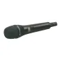 Sennheiser SKM AVX-835S-3 rokas bezvadu mikrofona pārraide ar kardiogānu, melna metāla korpuss, sieta režģis, LCD displejs, barošanas poga ar zaļu LED un XLR izeja uz baltā fona.