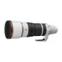 Sony FE 100-400mm f/4.5 GM OSS супер‑телефото зум объектив с белым корпусом, оранжевой передней кольцевой вставкой, черными кольцами зума и встроенной ручкой, представлен в чистом студийном виде.