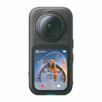 Insta360 X6 Standard Bundle Midnight Black kamera ar 8K videorekordu, liela objektīva un ekrāna, kas rāda sniegotu ainavu ar cilvēkiem krāsainās jakās.