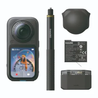 Insta360 X6 Essentials Bundle ar 8K video atskaņošanu, divu objektīvu kameru, selfiju nūju, akumulatora komplektu un objektīva aizsargu, attēlojot sniegotu ainavu ar diviem cilvēkiem.