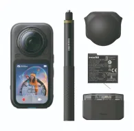 Набор Insta360 X6 с 8K видео, двойной объективной камерой, селфи-палкой, аккумулятором и защитой для объектива, показывающий снежный пейзаж с двумя людьми.Набор Insta360 X6 с 8K видео, двойной объективной камерой, селфи-палкой, аккумулятором и защитой для объектива, показывающий снежный пейзаж с двумя людьми.