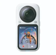 Insta360 X6 Arctic White 360° kamera ar lielu melnu objektīvu, kas rāda sniegotu ainu ar diviem cilvēkiem ziemas apģērbā caurspīdīgā burbulī, ar interfeisu, kas rāda '8K 50' un ieraksta vadības elementus.Insta360 X6 Arctic White 360° kamera ar lielu melnu objektīvu, kas rāda sniegotu ainu ar diviem cilvēkiem ziemas apģērbā caurspīdīgā burbulī, ar interfeisu, kas rāda '8K 50' un ieraksta vadības elementus.