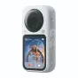 Insta360 X6 Essentials Bundle Arctic White kamera ar melnu objektīvu un teksturētu rokturi, rādot 360° video priekšskatījumu ar diviem cilvēkiem ziemas apģērbā burbuļveida struktūrā, ar saskarni ierakstīšanai un atskaņošanai.