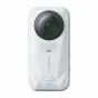 Insta360 X6 Essentials Bundle Arctic White kamera ar lielu melnu objektīvu, teksturētu rokturi un zilu LED indikatoru. Kompakts dizains ar maināmu objektīva stiprinājumu un minimālistisku zīmolu.