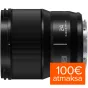 Panasonic LUMIX S 24mm f/1.8 lēca ar teksturētu rokturi, iegravētām fokusa garuma un apertūras atzīmēm, sudraba stiprinājumu