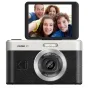 Кодак PixPro C1 компактная камера с черным текстурированным корпусом, серебряной верхней панелью, развернутым 2,8-дюймовым LCD-экраном, показывающим семейный селфи, 13 МП BSI CMOS сенсор, 3,75 мм f/2,0 объектив