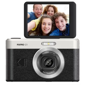 Кодак PixPro C1 компактная камера с черным текстурированным корпусом, серебряной верхней панелью, развернутым 2,8-дюймовым LCD-экраном, показывающим семейный селфи, 13 МП BSI CMOS сенсор, 3,75 мм f/2,0 объектив