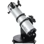 Celestron StarSense Explorer 150mm Dobsonian телескоп с серебряной оптической трубой, черной алтазимутальной базой, встроенным доком для смартфона и аксессуарами, на белом фоне.