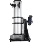 Телескоп Celestron StarSense Explorer 150 мм Добсониан с серебряной трубой, черной настольной базой, смартфоном в доке, показывающим StarSense-приложение, и входящими 25 мм и 10 мм окулярами, красным точечным искателем и коллима