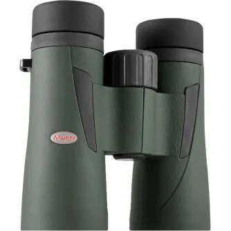 Kowa BD III 42-8 XD binoklis, zaļš gumijas korpuss ar melnām acs krūzēm un centrālo fokusēšanas riteni, sarkanais Kowa logo, 8x palielinājums, 42 mm objektīvi, ideāli piemērots putnu vērošanai un savvaļas dzīvnieku novērošanai.