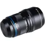 Laowa Aksen 45 mm f/2.8 1–5X Ultra Macro APO objektīvs Nikon F, redzams no priekšpuses ar zilo akcentu gredzenu, tālummaiņas un fokusa gredzeniem, kā arī sarkano fokusa indikatoru, uzsverot parfokālo tālummaiņu, stabilo 40,35 mm