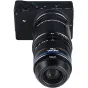 Laowa Aksen 45 mm f/2.8 1-5X Ultra Macro APO objektīvs uz melna bezspoguļu kameru