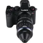 Laowa 17,5 mm f/1,7 5‑10X Ultra Macro APO objektīvs uzstādīts uz Panasonic Lumix S5 II bezspoguļu kameras, izceļot tā makro iespējas un manuālo fokusa regulēšanu.