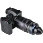 Laowa Aksen 17,5 mm f/1,7 5–10X Ultra Macro APO objektīvs, uzstādīts uz LUMIX bezspoguļu kameras, parādot priekšējo elementu, manuālo fokusa gredzenu, apertūras gredzenu un zilo akcenta gredzenu, ideāli piemērots augstas palieli