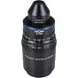 Laowa Aksen 17,5 mm f/1,7 5-10X Ultra Macro APO objektīvs Fujifilm X, ar redzamu priekšējo stikla elementu un fokusēšanas attāluma zīmēm ar 5-10× makro palielinājumu.