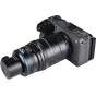 Laowa Aksen 17,5 mm f/1,7 5-10X Ultra Macro APO objektīvs ar koaksiālo apgaismojumu, uzstādīts uz Sony FE kameru korpusa, parādot priekšējo elementu un fokusa gredzenu.