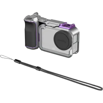 Модульный уличный фотокит SmallRig для DJI Osmo Action 6, включающий серебряную раму с фиолетовыми акцентами, черную боковую ручку и черный плетеный ремешок.
