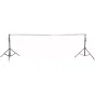 Manfrotto Solo Background Support Heavy Duty 4m komplekts ar divām melnām statīvām un garu sudraba rotējošu krustu, gatavs vienam lietotājam un paplašināšanai līdz 6 m