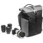 Рюкзак Manfrotto Uncover 30L с регулируемым ролл‑топом, боковым доступом к камере, отделением для ноутбука 16" и водостойкой тканью TriTex, рядом с беззеркальной камерой Sony и несколькими объективами.