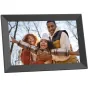 Черный цифровой фотофрейм AgfaPhoto Realiview APF1000 10‑дюймовый с Wi‑Fi и сенсорным экраном, отображающий фотографию счастливой семьи.