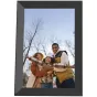 Черный 10-дюймовый AgfaPhoto Realiview APF1000 Wi-Fi цифровой фоторамка с 16 ГБ памяти, сенсорным экраном, поддержкой приложения Frameo, функциями часов и погоды, показывающий счастливую семью на улице в зимнем пейзаже.