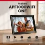 Черный AgfaPhoto Realiview APF1000 10-дюймовый WiFi цифровой фоторамка на деревянном столе, показывающая семейный портрет отца, матери и двух детей на улице.