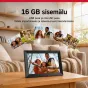 Черная AgfaPhoto Realiview APF1000 10-дюймовая Wi-Fi фоторамка с 16 ГБ памяти, показывающая семейный портрет на деревянном столе.