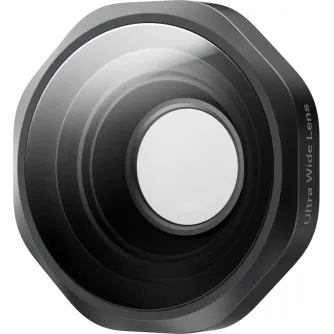 Крупный план Insta360 Ultra Wide Lens – съёмный объектив для экшн-камеры с углом обзора 189°, черный октагональный корпус и прозрачный передний стеклянный элемент.