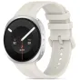 Tech-Protect silikona pulksteņa siksna Starlight baltā krāsā, uzstādīta uz Samsung Galaxy Watch ar melnu digitālo seju, kas rāda laiku, datumu, sirdsdarbības ātrumu un soļu skaitu, ar metāla sprādzi un vairākām regulēšanas cauru