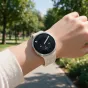 Tech-Protect silikona pulksteņa siksna starlight krāsā uz rokas, piemērota Samsung Galaxy Watch 40/44/46 mm, viegli pievienojama, ūdensizturīga un sportiska izskata, nofotografēta saulainā parkā.
