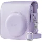 Purpura Fujifilm Instax Mini 13 aizsargājošs maciņš ar apaļu lēcas vāciņu, sudraba sprādzi un regulējamu plecu siksnu, ar aizmugurējo kabatu fotogrāfijām.