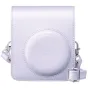 Purpura Fujifilm Instax Mini 13 aizsargājošais maciņš ar regulējamu plecu siksnu un aizmugurējo kabatu fotogrāfijām, ar elegantu ādas līdzīgu apdari un sudraba aparatūru.
