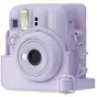 Purpura ādas kaste Fujifilm Instax Mini 13 ar priekšējo objektīvu, flešku un Fujifilm marķējumu, ar regulējamu sudraba metāla siksnu un aizmugurējo kabatu instant foto glabāšanai.