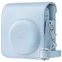 Gaiši zila Fujifilm Instax Mini 13 aizsargājoša soma ar izspiestu logo, apaļu objektīva vāciņu, regulējamu sudraba siksnu un aizmugurējo kabatu fotogrāfijām