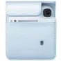 Gaiši zila Fujifilm Instax Mini 13 aizsargājoša soma ar ādas tekstūru, ar kameras izgriezumu, kabatu instant fotogrāfijām un redzamām šuvēm gar malām.