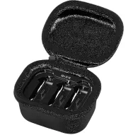Открытый черный zip-кейс Rode Wireless GO Charge Case+ с мягкой подкладкой, в котором находятся два передатчика и один приёмник для одновременной зарядки.Открытый черный zip-кейс Rode Wireless GO Charge Case+ с мягкой подкладкой, в котором находятся два передатчика и один приёмник для одновременной зарядки.