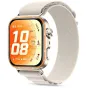 Tech‑Protect zvaigžņu nylon siksna Huawei Watch Fit 3/4/4 Pro/5/5 Pro, elpojošs tekstila siksna ar ātru atbrīvošanu, redzama uz viedpulksteņa ar oranžu gradienta ekrānu.
