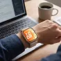 Tech‑Protect Nylon Pro rokas siksna Huawei Watch Fit 3/4/4 Pro/5/5 Pro starlight krāsā, elpojoša tekstila siksna uz rokas ar datoru un kafijas krūzi mūsdienīgā darba vietā.