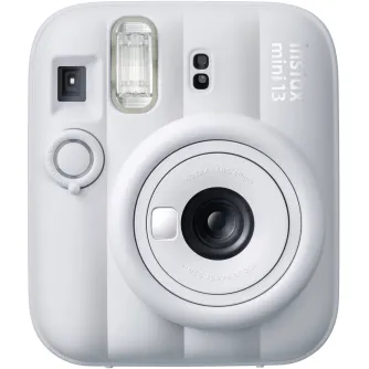Белая инстант-камера Fujifilm Instax Mini 13 в переднем виде, с большим круглым объективом, встроенной вспышкой, кнопкой таймера и видоискателем, с надписью 'instax mini 13' на боковой стороне.
