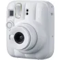 Белая Fujifilm Instax Mini 13 инстант-камера с 60 мм объективом, встроенной вспышкой и кнопкой таймера, компактный clay-white дизайн.