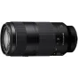 Sony FE 100-400mm f/5.6-8.0 OSS supertelefoto lēns pilnā sānu skatā ar priekšējo elementu, foksu attāluma skalu un bloķēšanas slēdzi