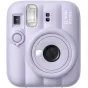 Мягко-фиолетовая Fujifilm Instax Mini 13 instant camera с автоэкспозицией, встроенной вспышкой, 60 мм объективом и таймером, изображена в чистом фронтальном ракурсе.