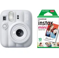 Baltā Fujifilm Instax Mini 13 instant kamera ar 60 mm objektīvu un iebūvēto zibspuldzi blakus zaļai Fujifilm Instax Mini filmu pakai, kas satur desmit kredītkartes izmēra lapas.Baltā Fujifilm Instax Mini 13 instant kamera ar 60 mm objektīvu un iebūvēto zibspuldzi blakus zaļai Fujifilm Instax Mini filmu pakai, kas satur desmit kredītkartes izmēra lapas.