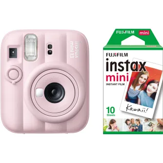 Розовая Fujifilm Instax Mini 13 камера с встроенной вспышкой и селфи-таймером рядом с зеленой упаковкой Fujifilm Instax Mini на 10 листов, где показан пример фото с надписью Kawaii!