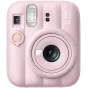 Розовая Fujifilm Instax Mini 13 instant camera, вид спереди с круглым объективом, встроенной вспышкой и кнопкой таймера