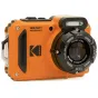 Оранжевая компактная камера Kodak PixPro WPZ2 с 4× оптическим зумом, 16 МП сенсором, водонепроницаемостью до 15 м, вид спереди с черным объективом, встроенной вспышкой и боковой ручкой, в комплекте с дополнительными батареями и 