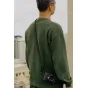Peak Design Form Rope длинный черный ремешок для камеры с низкопрофильными быстрыми разъемами, на плече человека с Leica камерой, 134 см длина, 10 мм диаметр.