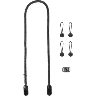 Peak Design Form Rope Short kameras siksna ar melnu pītā 10 mm virvi, zemā profila ātrās atbrīvošanas enkuriem un četriem atbilstošiem cilpu enkuriem uz baltā fona.