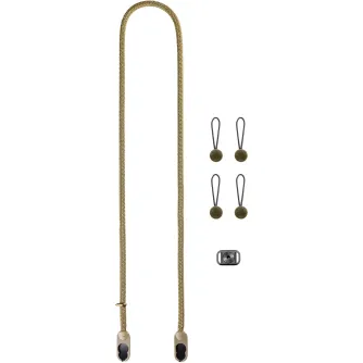 Peak Design Form Rope Long kelp kameras siksna ar zemprofila ātrās atbrīvošanas stiprinājumiem, četriem atbilstošiem cilpu piederumiem un metāla aksesuāru cilpu, izlikta kā pilns komplekts uz baltā fona.